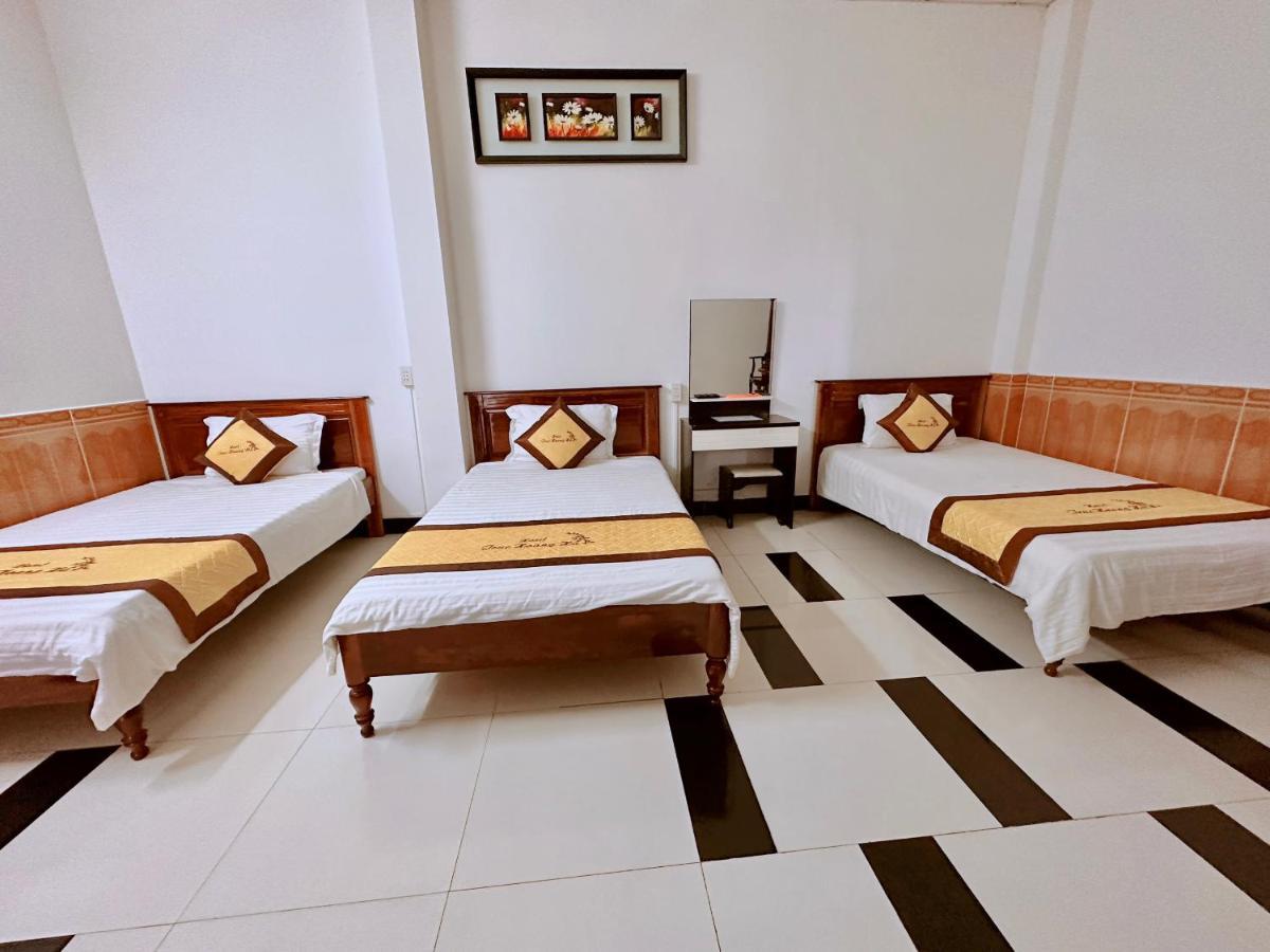 Truc Hoang Ha Hotel Kon Tum Luaran gambar