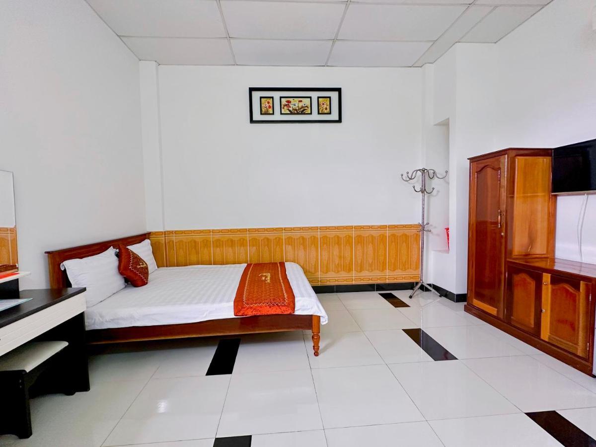 Truc Hoang Ha Hotel Kon Tum Luaran gambar