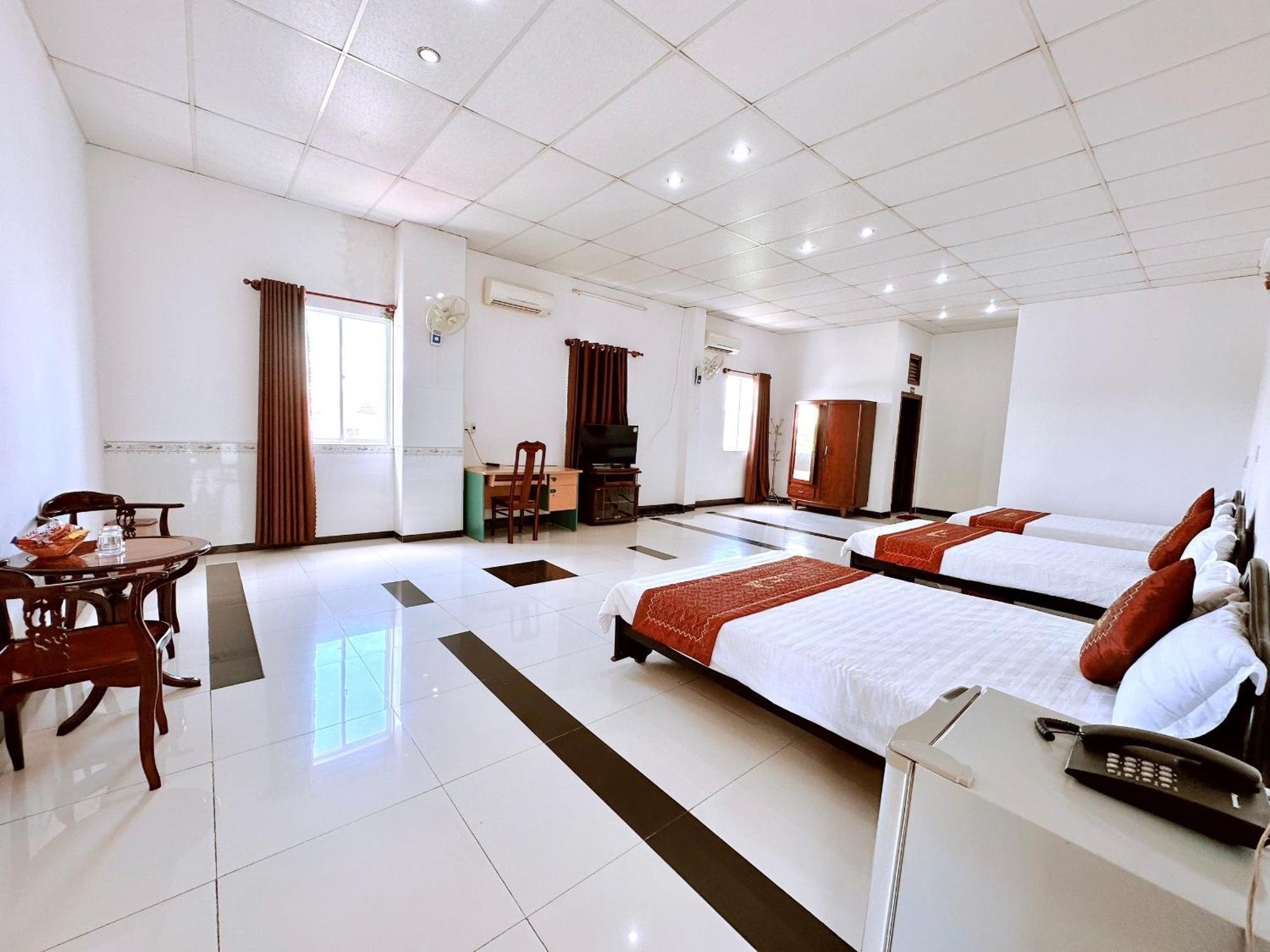 Truc Hoang Ha Hotel Kon Tum Luaran gambar