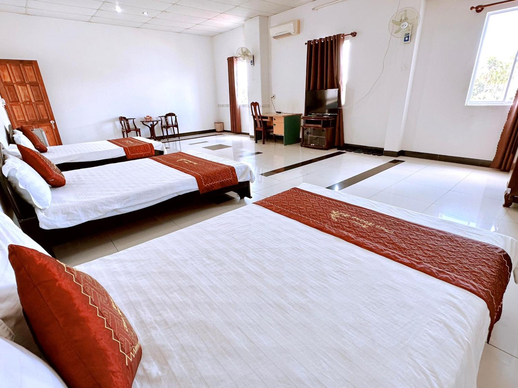 Truc Hoang Ha Hotel Kon Tum Luaran gambar