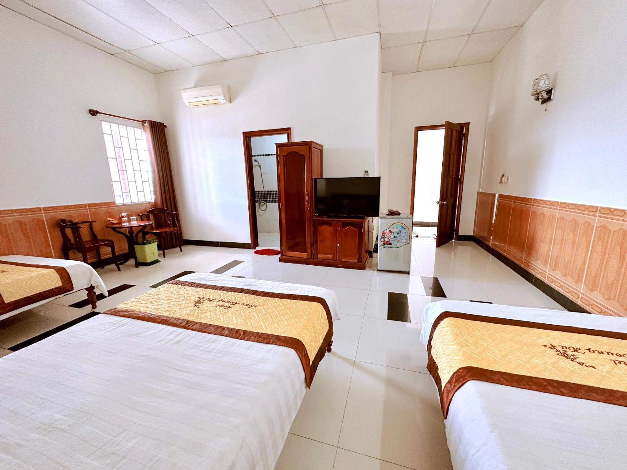 Truc Hoang Ha Hotel Kon Tum Luaran gambar