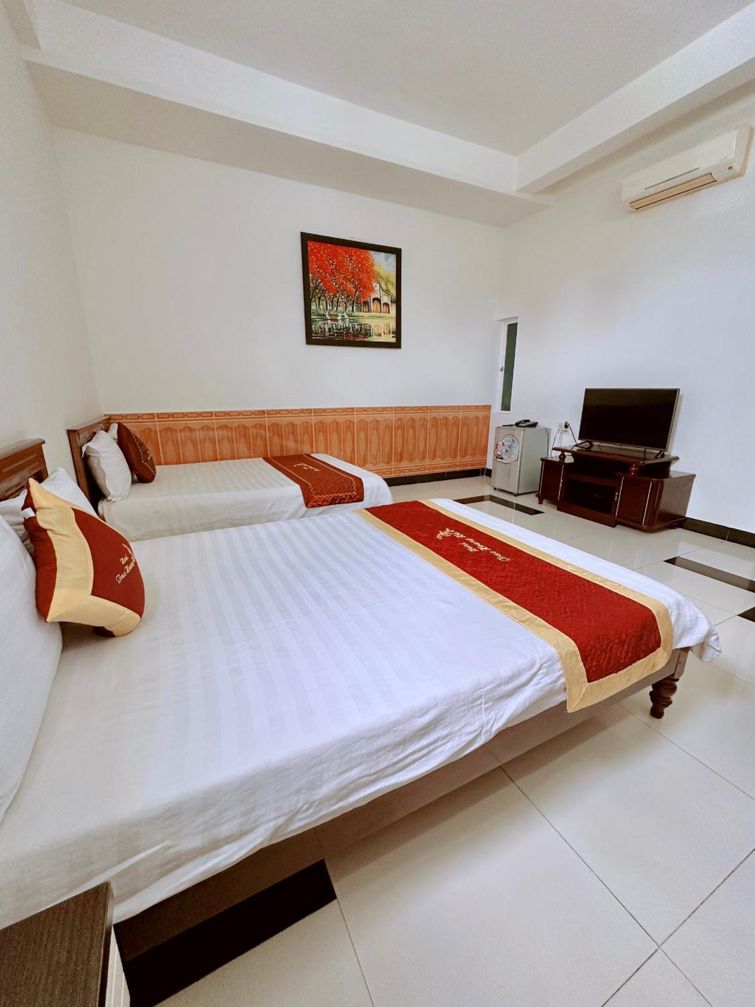 Truc Hoang Ha Hotel Kon Tum Luaran gambar